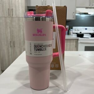 Stanley pink Quencher Tumbler with Straw